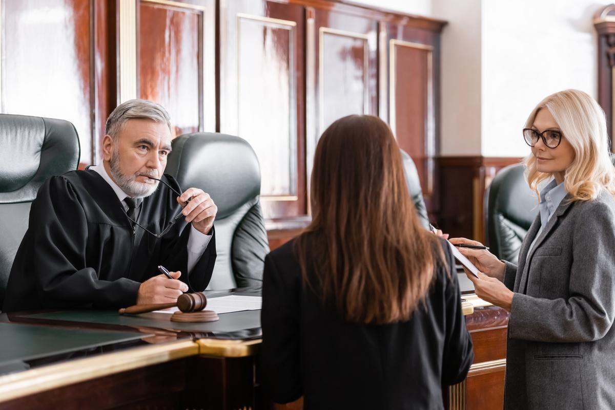 Судья и представители сторон в зале арбитражного суда